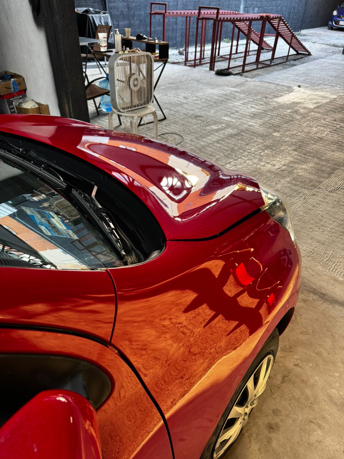 Pintura roja brillante despues de detallado automotriz